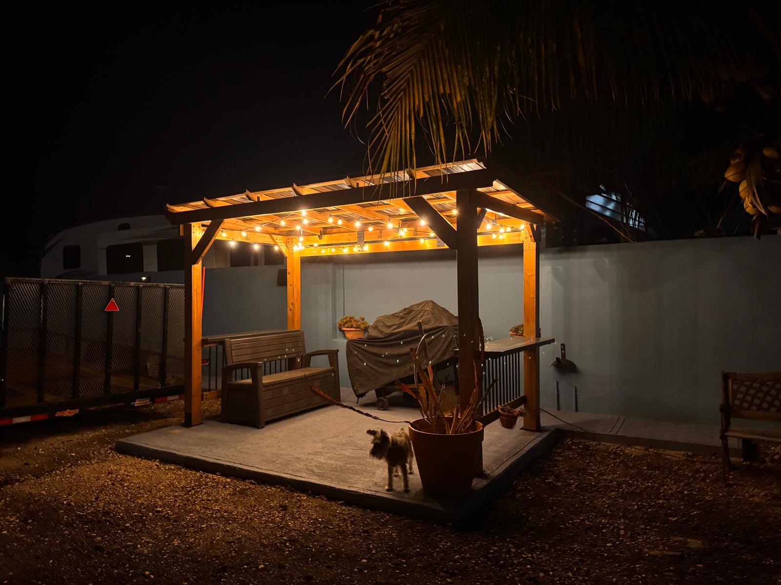 Pérgola exterior iluminada de noche