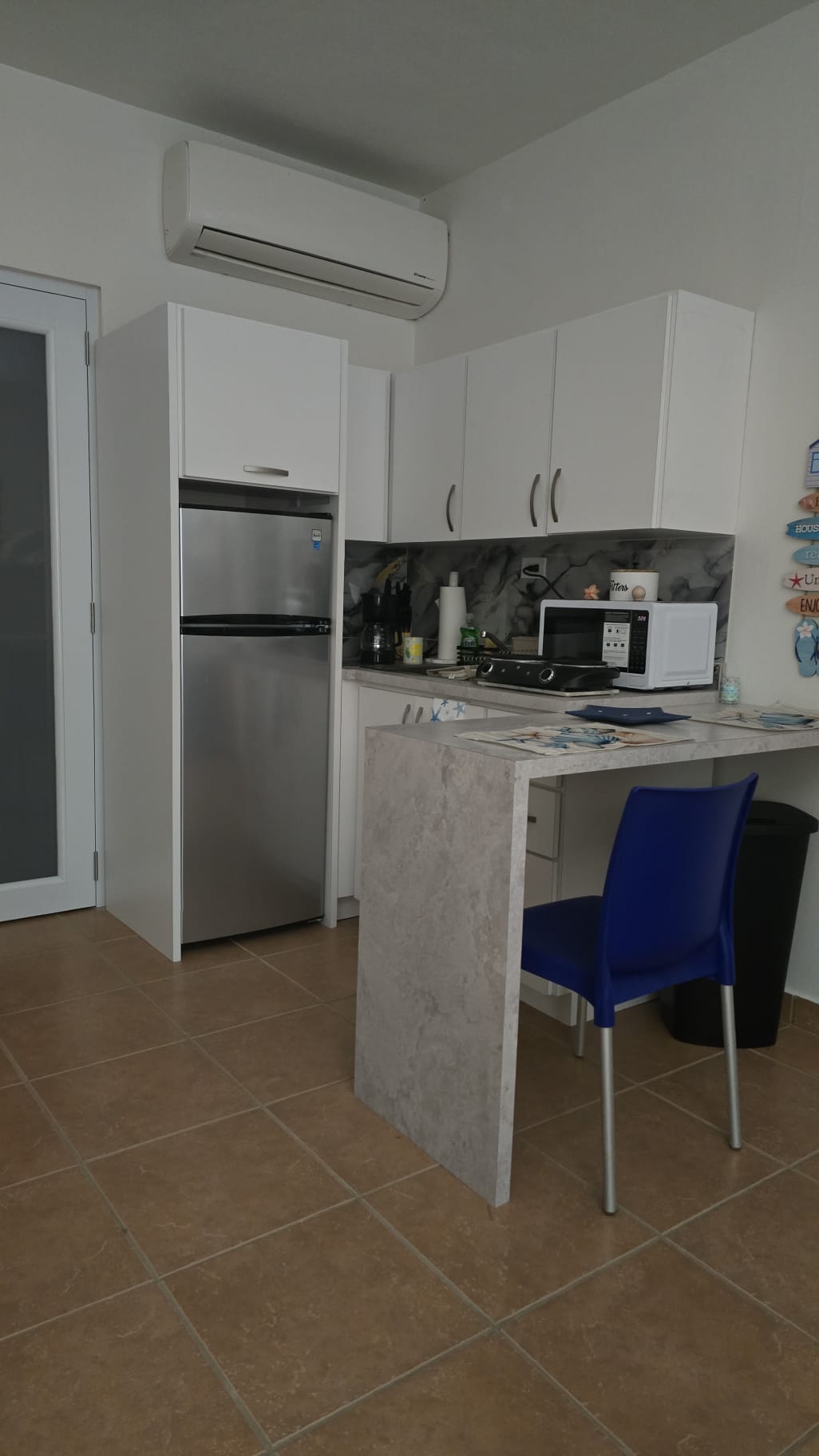 Cocina con barra de desayuno