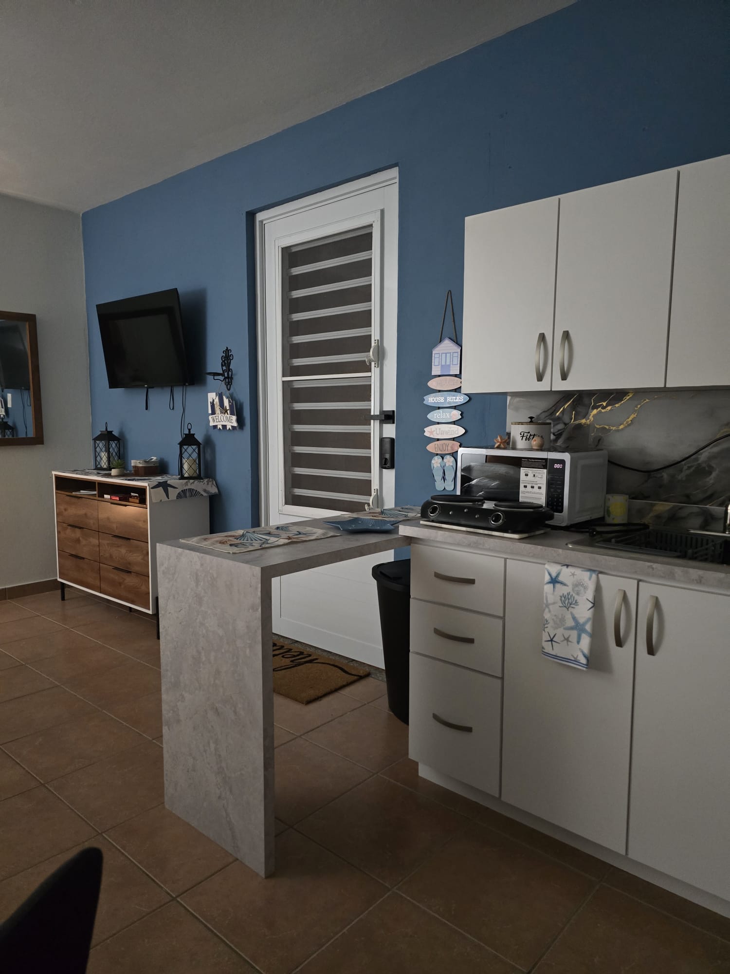 Entrada y zona de cocina